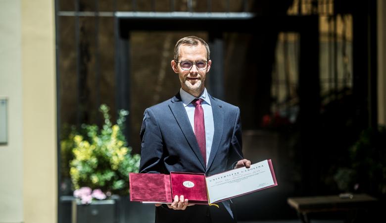 Dr. Michal Urban získal stříbrnou medaili za významné dílo v oboru sociologie práva, didaktiky práva a vědeckou a pedagogickou činnost na UK